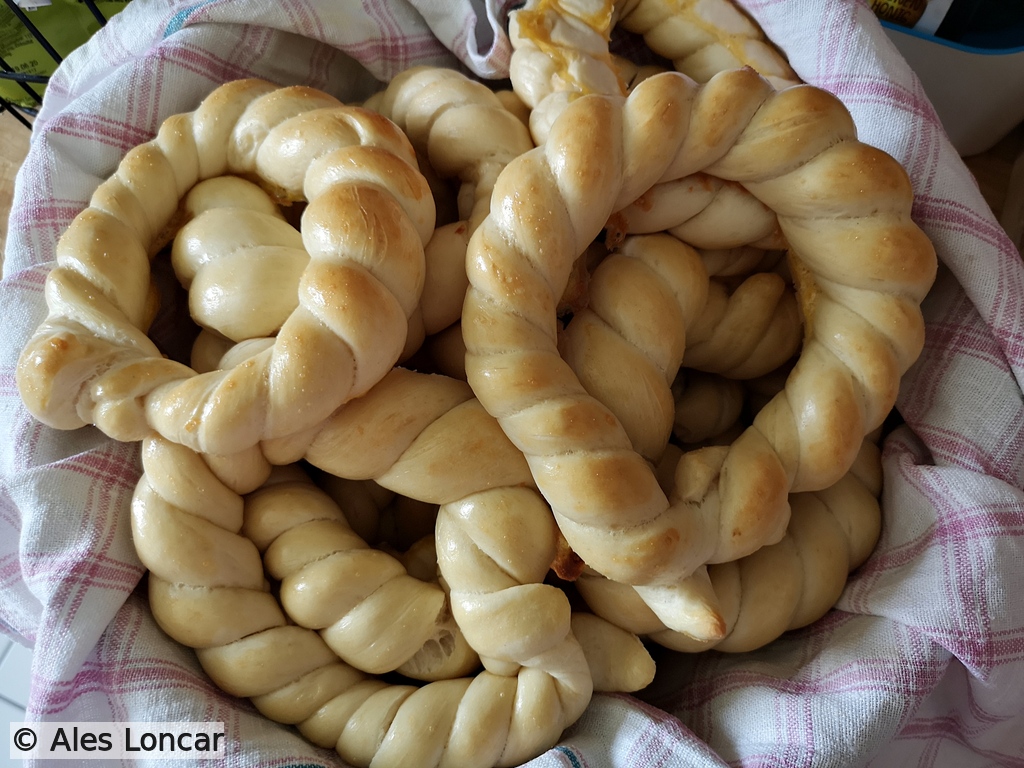 Soft, golden pereci rings cooling in a kitchen towel