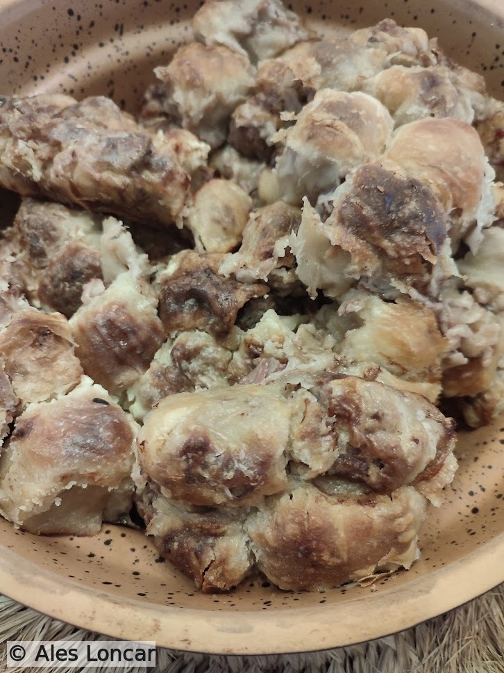 These didn’t survive long. Malo mantija, malo mira.