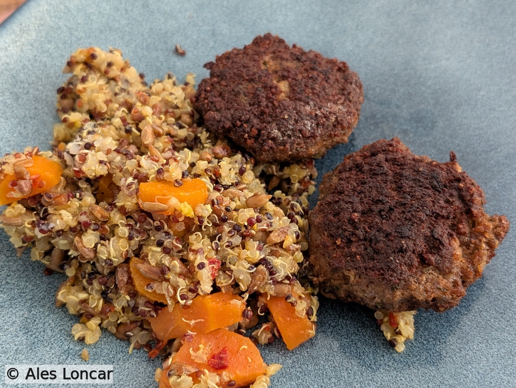 Dinner is served. This spicy quinoa salad pairs beautifully with juicy, pan-fried Buletten (Frikadellen). The crunch from the caramelized sunflower seeds ties the whole plate together perfectly.