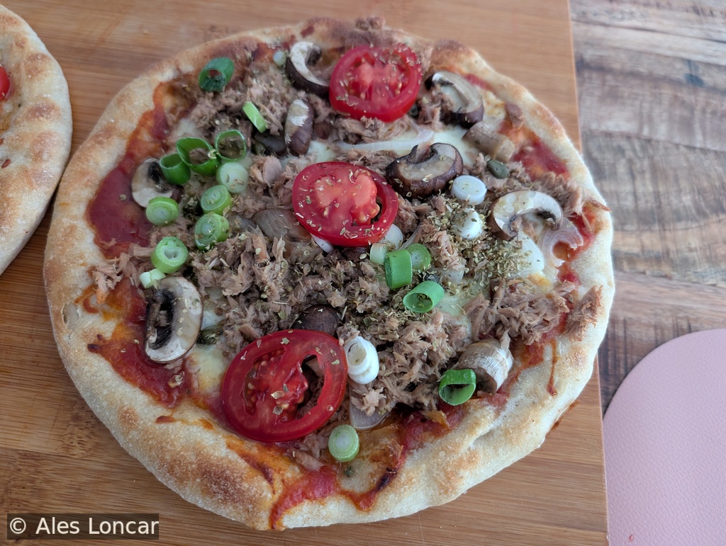 The ultimate reward of wild yeast. Homemade sourdough pizza topped with tuna, fresh tomatoes, mushrooms, and spring onions. That slow-fermented crust is light, crispy, and incredibly easy on the stomach.